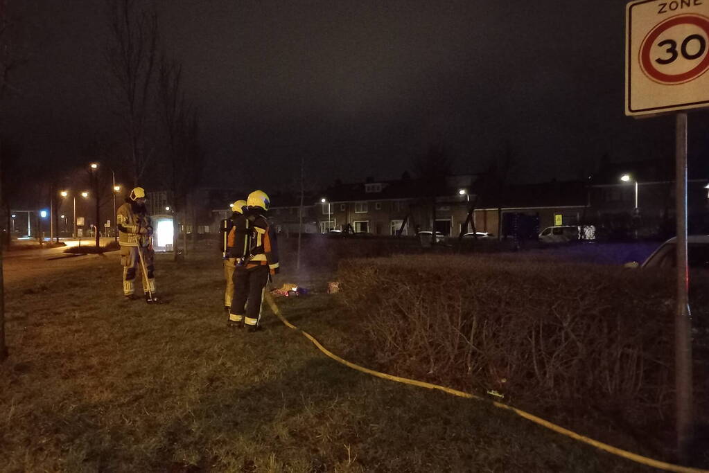 Brandweer blust vuurwerk resten