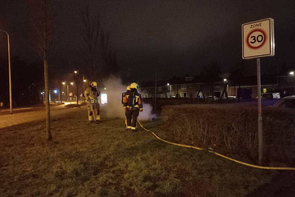 Brandweer blust vuurwerk resten