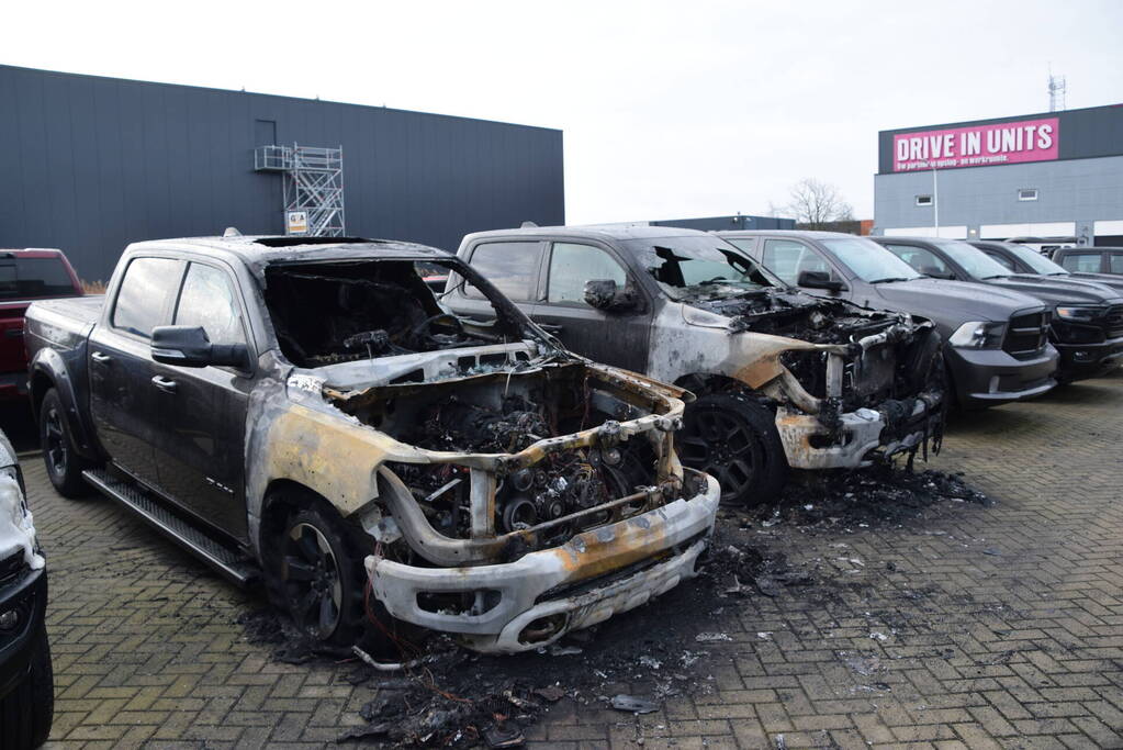 Twee pick-ups zwaar beschadig door brand