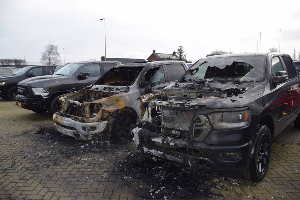 Twee pick-ups zwaar beschadig door brand