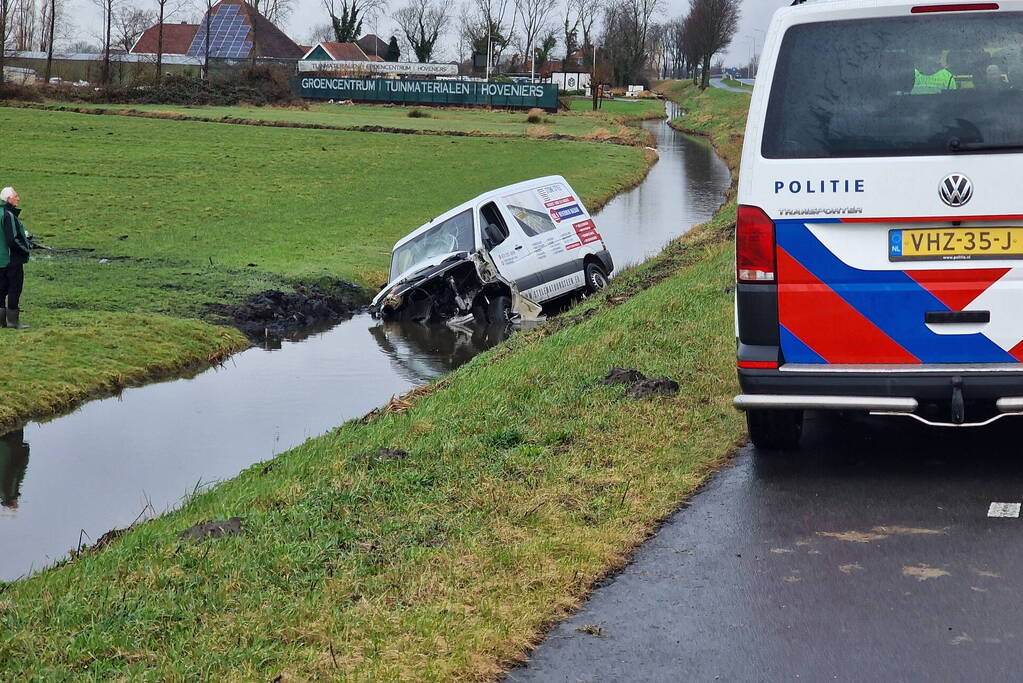 Bestuurder belandt met bestelbus in sloot