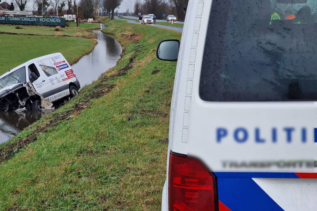 Bestuurder belandt met bestelbus in sloot