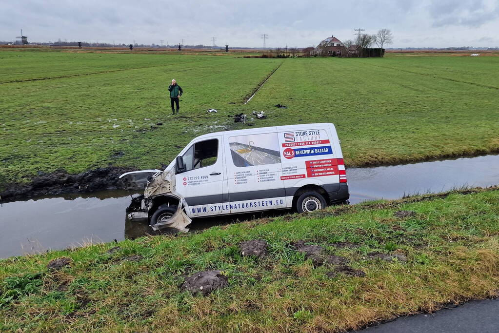 Bestuurder belandt met bestelbus in sloot