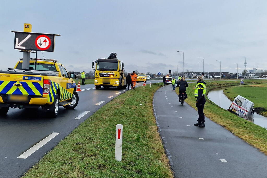 Bestuurder belandt met bestelbus in sloot