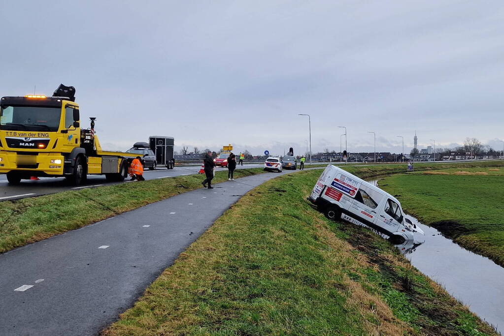 Bestuurder belandt met bestelbus in sloot