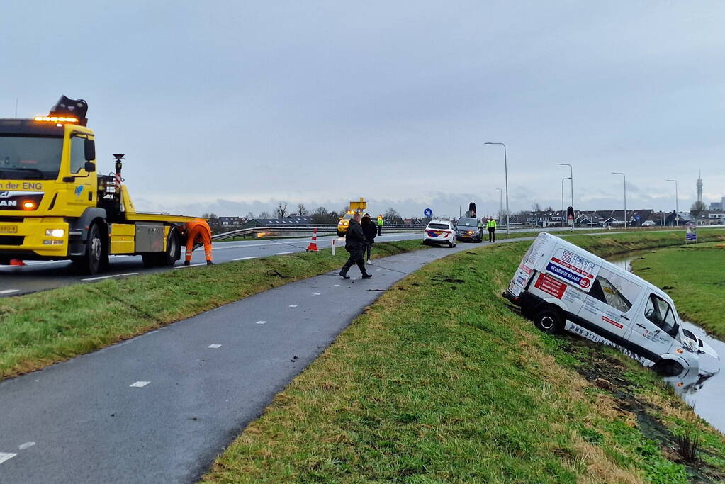 Bestuurder belandt met bestelbus in sloot