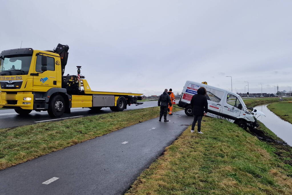 Bestuurder belandt met bestelbus in sloot