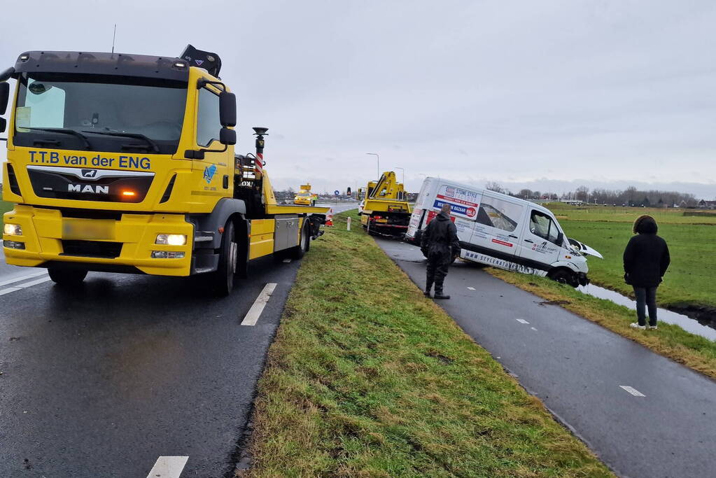 Bestuurder belandt met bestelbus in sloot