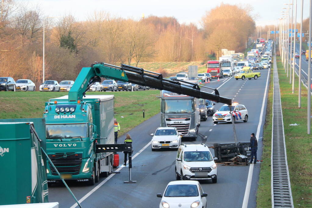 Vrachtwagen verliest twee heftrucks uit aanhanger