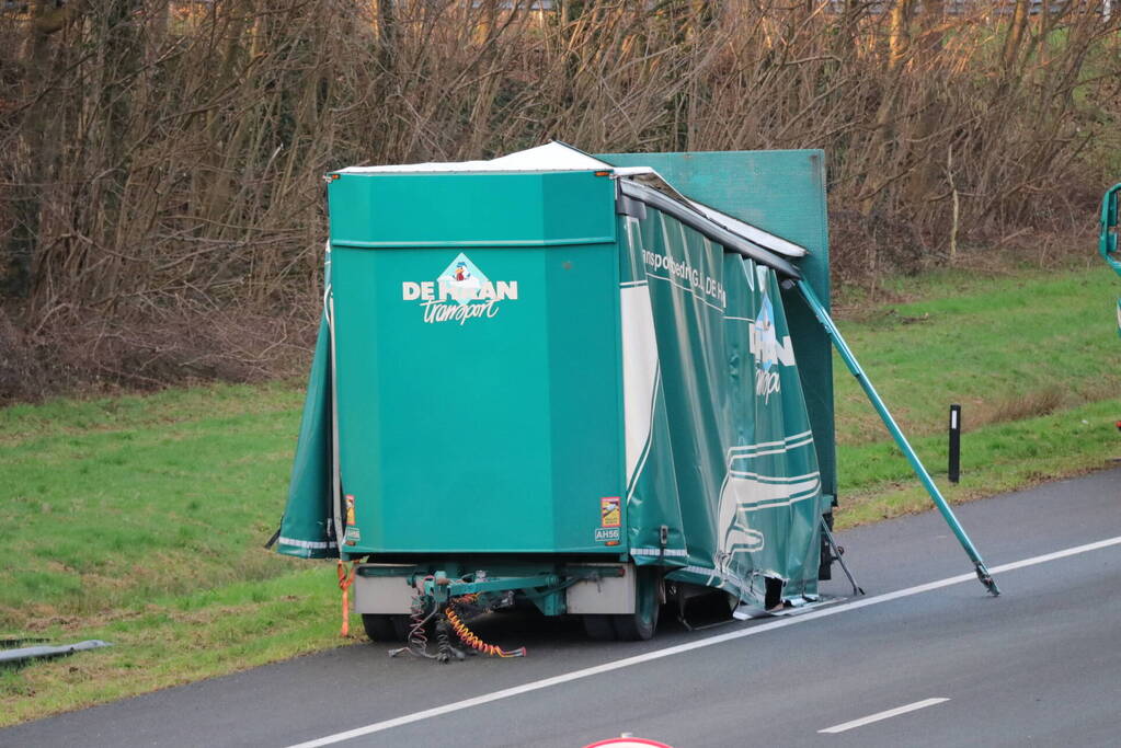 Vrachtwagen verliest twee heftrucks uit aanhanger