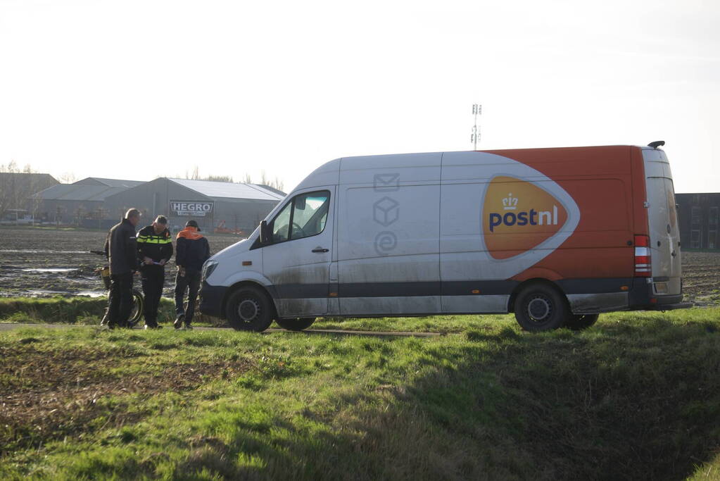 Schakelbrommer en bestelbus met elkaar in botsing