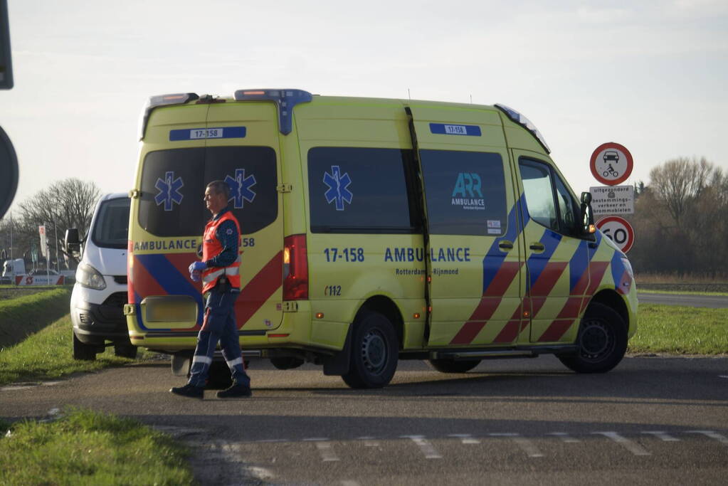 Schakelbrommer en bestelbus met elkaar in botsing