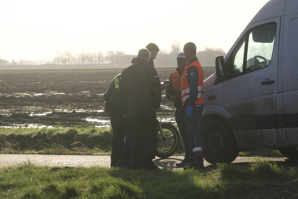 Schakelbrommer en bestelbus met elkaar in botsing