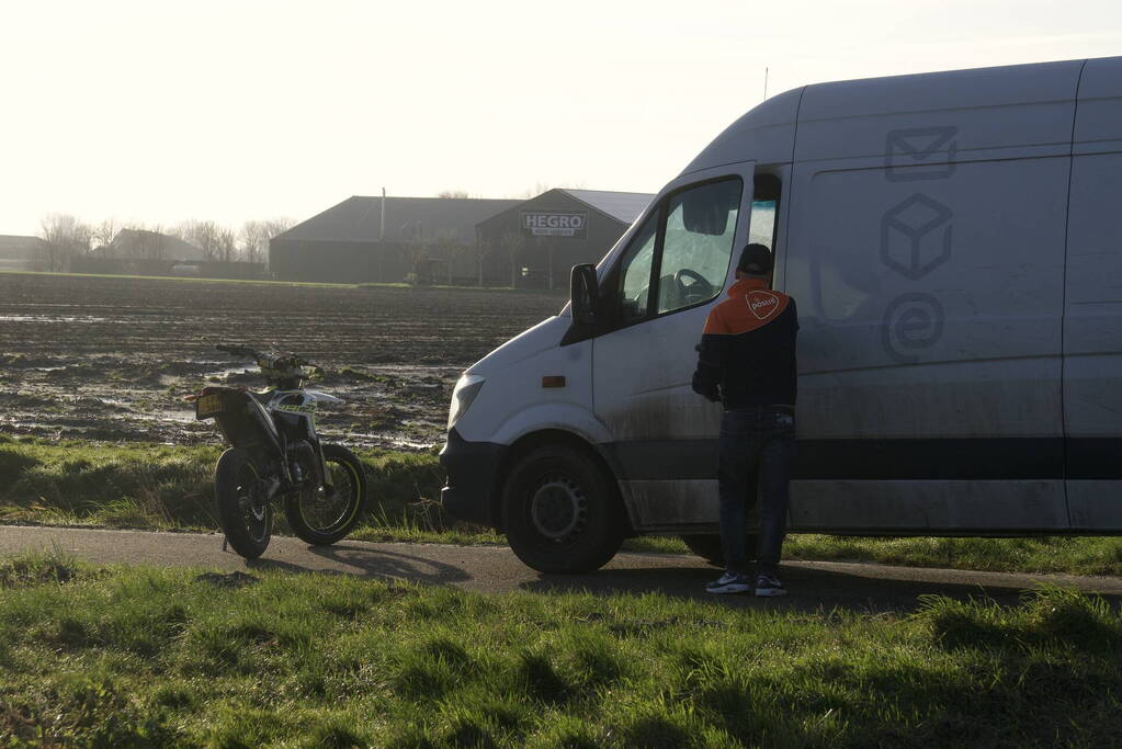 Schakelbrommer en bestelbus met elkaar in botsing