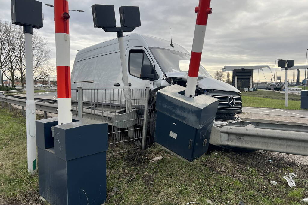 Bestelbus rijdt slagboom eruit