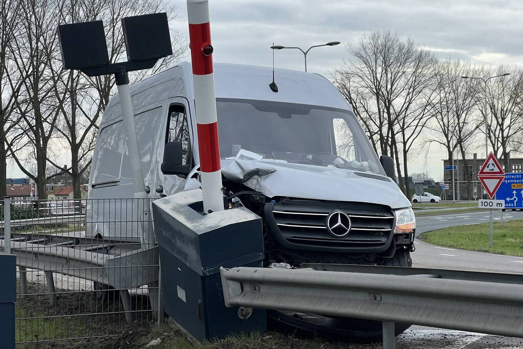 Bestelbus rijdt slagboom eruit