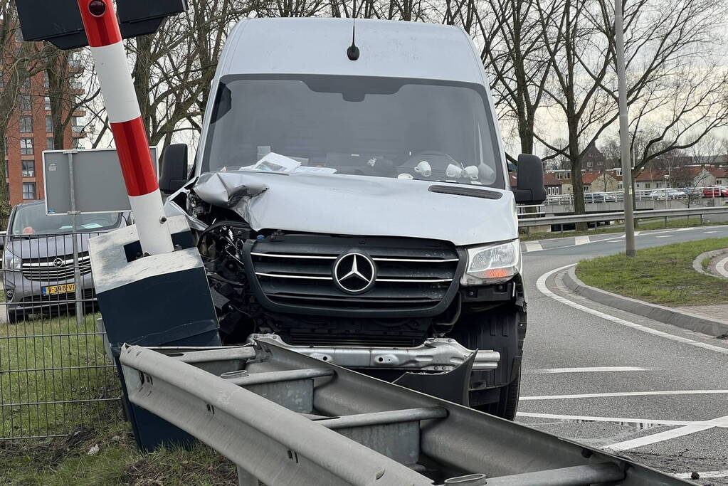 Bestelbus rijdt slagboom eruit