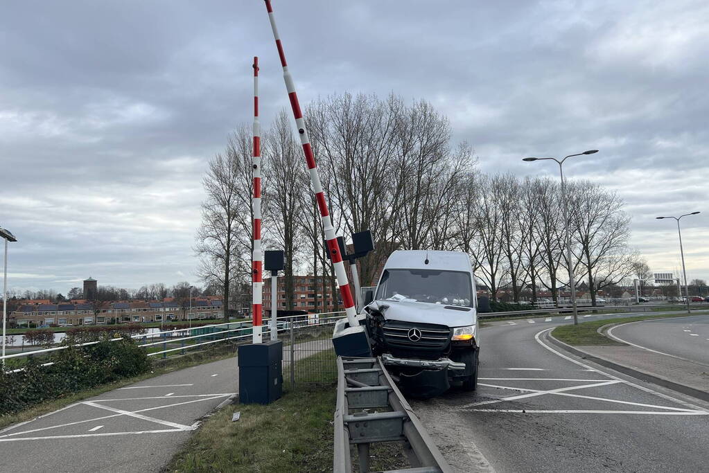 Bestelbus rijdt slagboom eruit