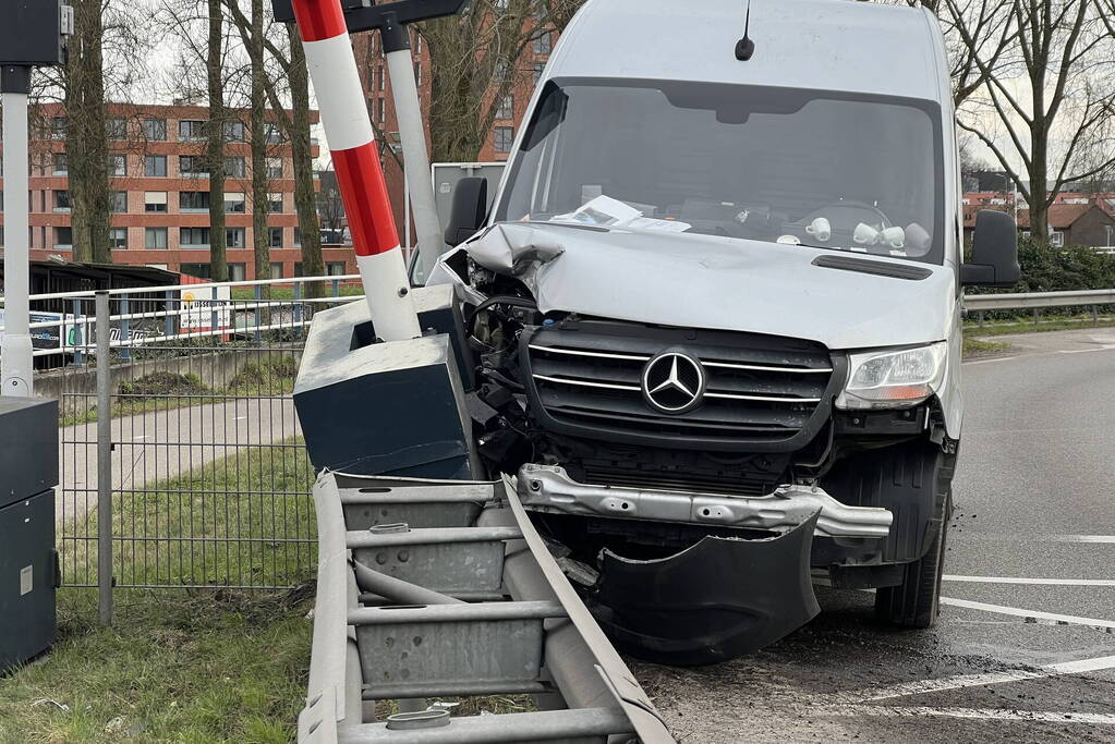 Bestelbus rijdt slagboom eruit