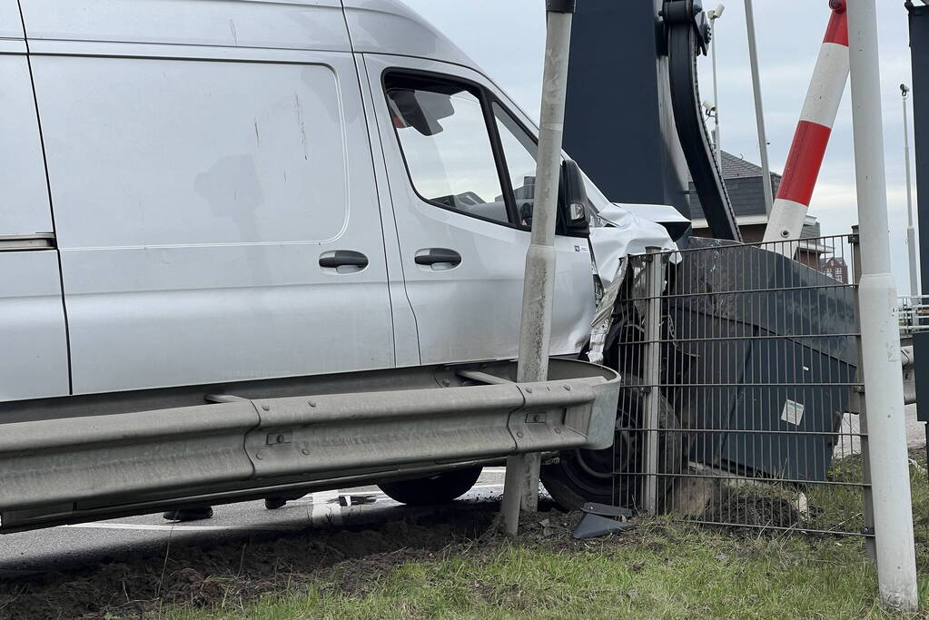 Bestelbus rijdt slagboom eruit