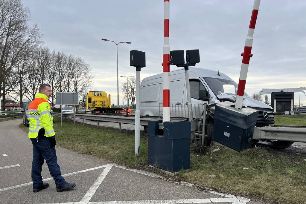 Bestelbus rijdt slagboom eruit