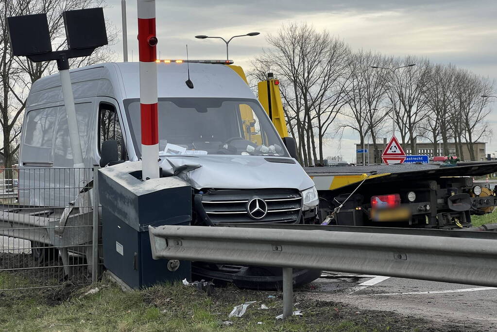 Bestelbus rijdt slagboom eruit