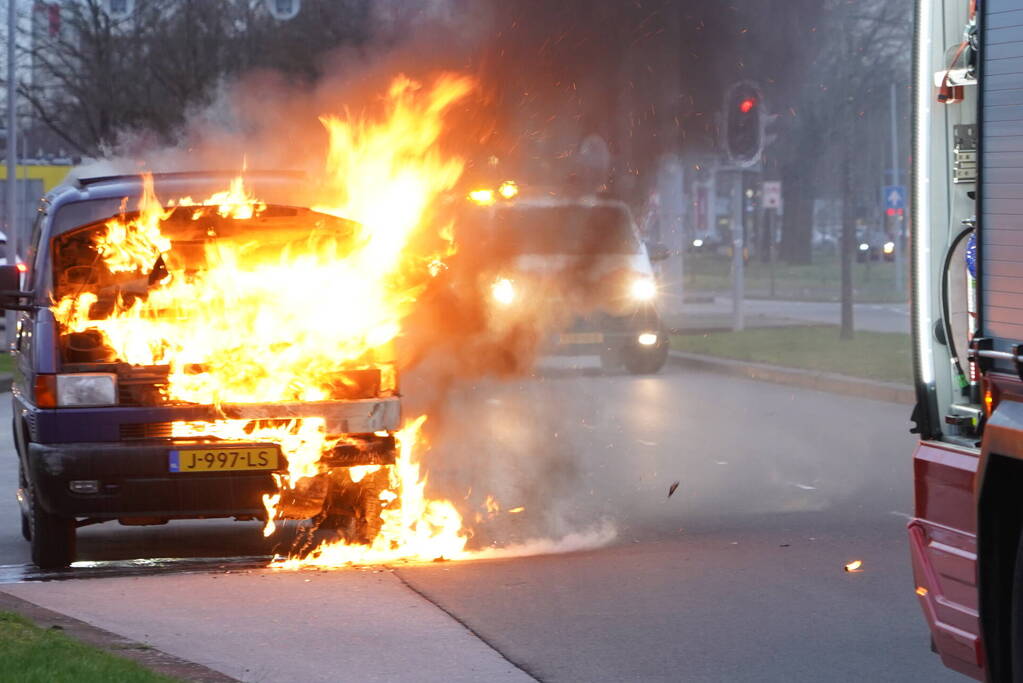 Bestelbus grotendeels uitgebrand