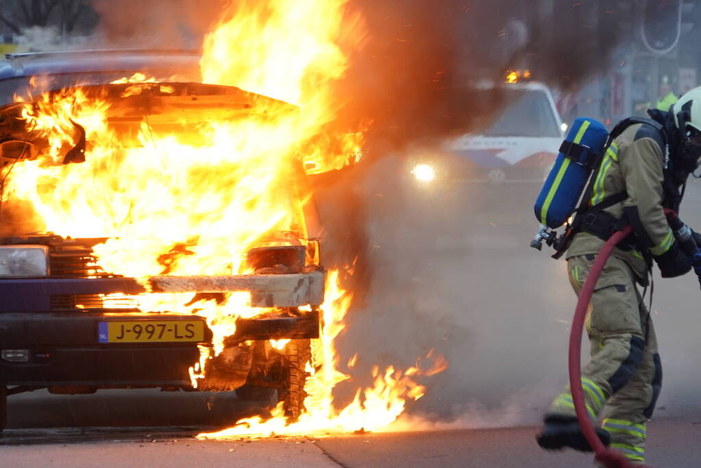 Bestelbus grotendeels uitgebrand