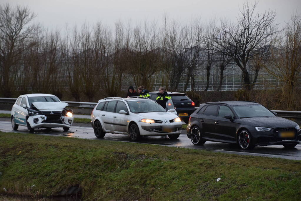 Flinke schade bij ongeval tussen drie auto's