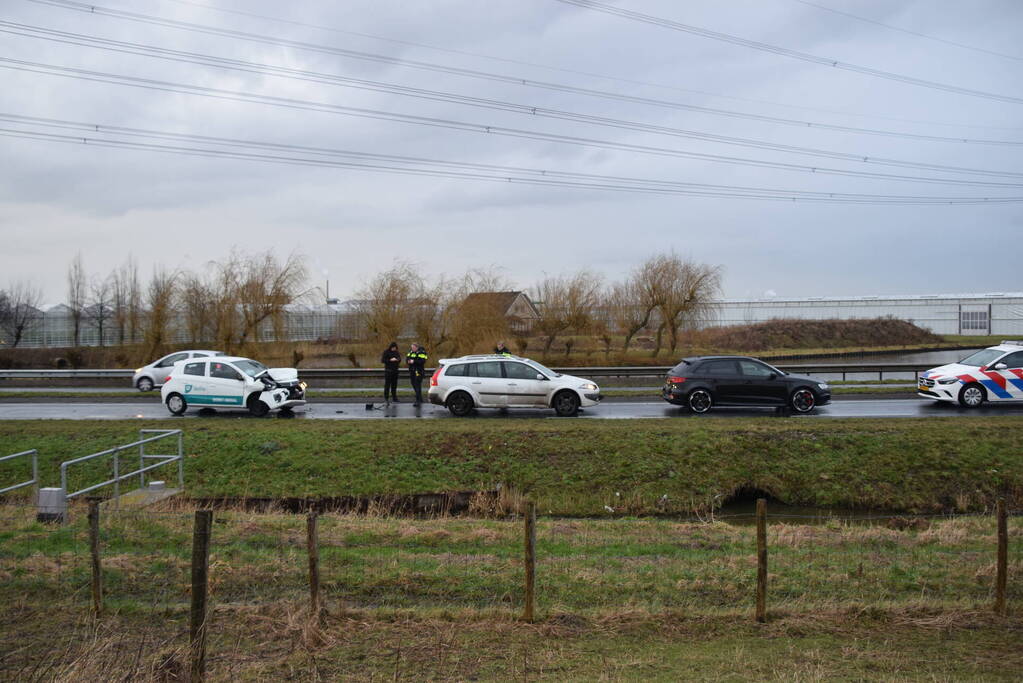 Flinke schade bij ongeval tussen drie auto's