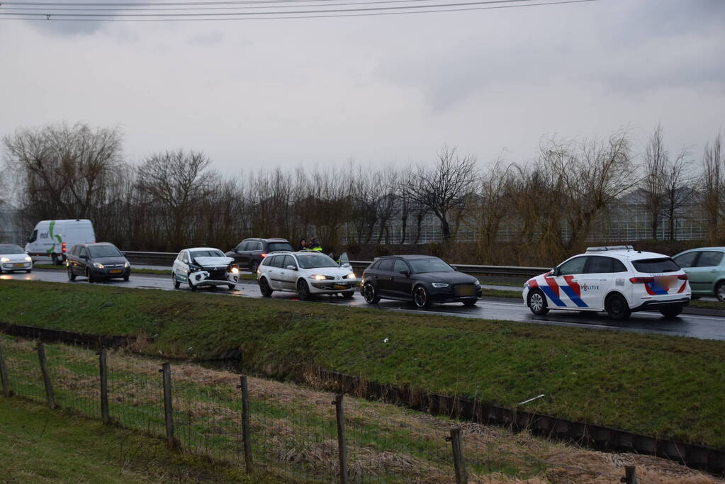 Flinke schade bij ongeval tussen drie auto's