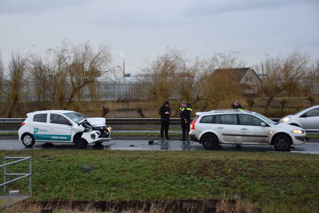 Flinke schade bij ongeval tussen drie auto's