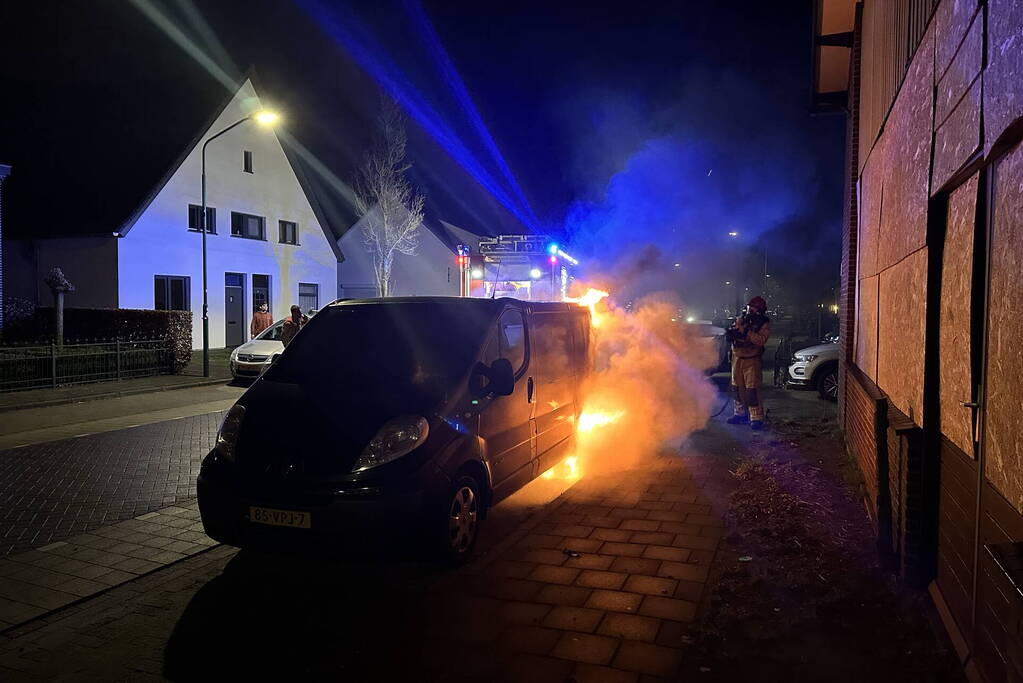 Bestelbus beschadigd door brand