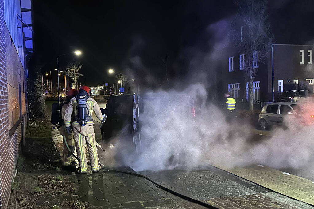 Bestelbus beschadigd door brand