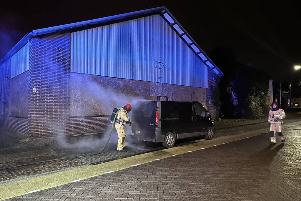 Bestelbus beschadigd door brand