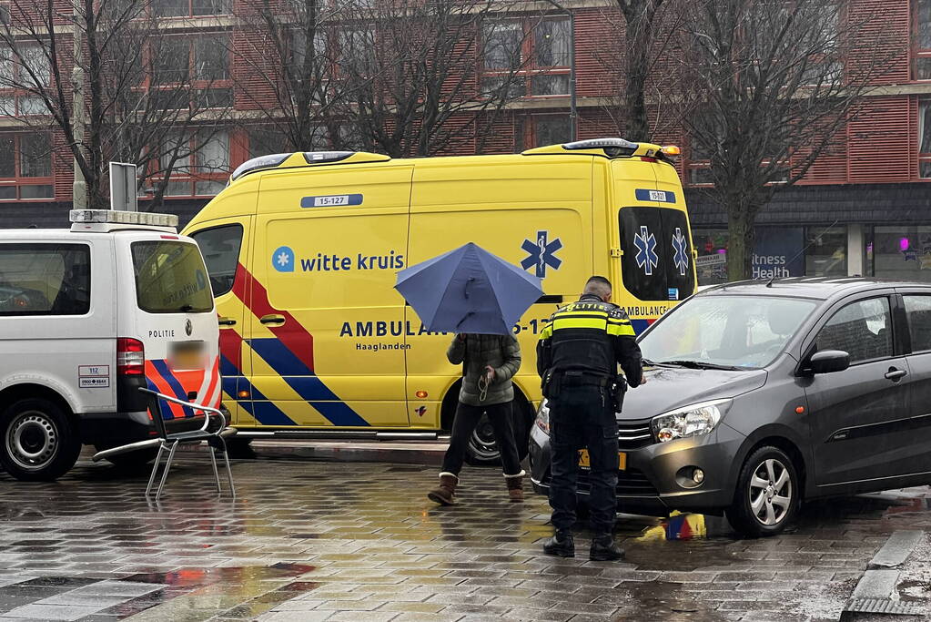 Fietser en automobilisten botsen op rotonde