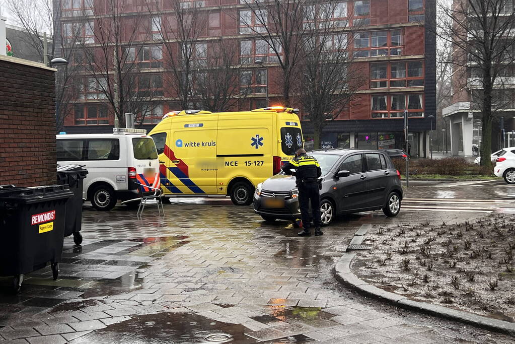 Fietser en automobilisten botsen op rotonde