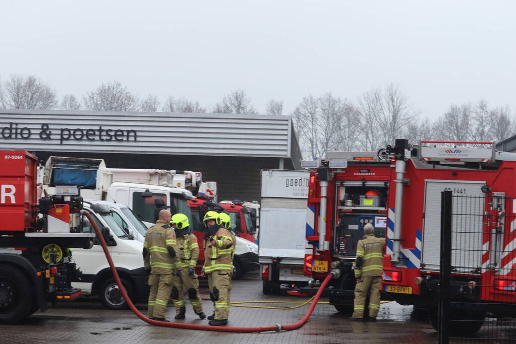 Autobrand in loods van veilingbedrijf