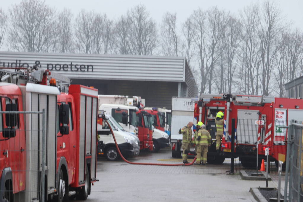 Autobrand in loods van veilingbedrijf