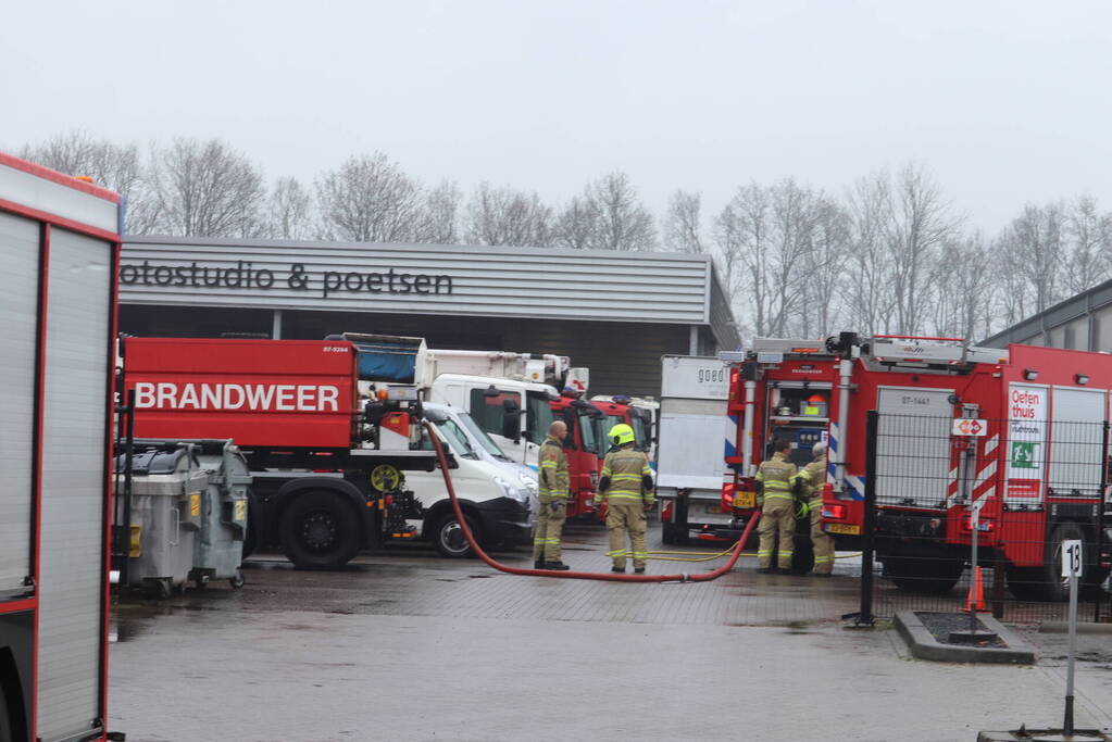 Autobrand in loods van veilingbedrijf