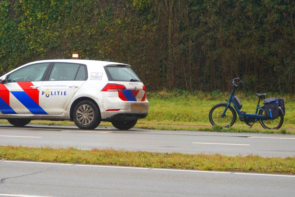 Fietser op elektrische fiets komt ten val op fietspad