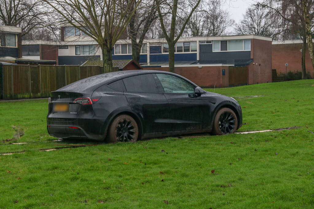 Tesla bestuurster neemt kortste weg naar huis