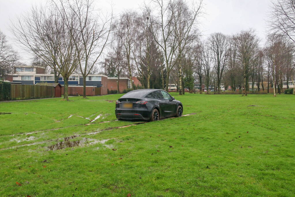 Tesla bestuurster neemt kortste weg naar huis