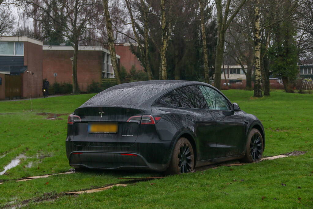 Tesla bestuurster neemt kortste weg naar huis