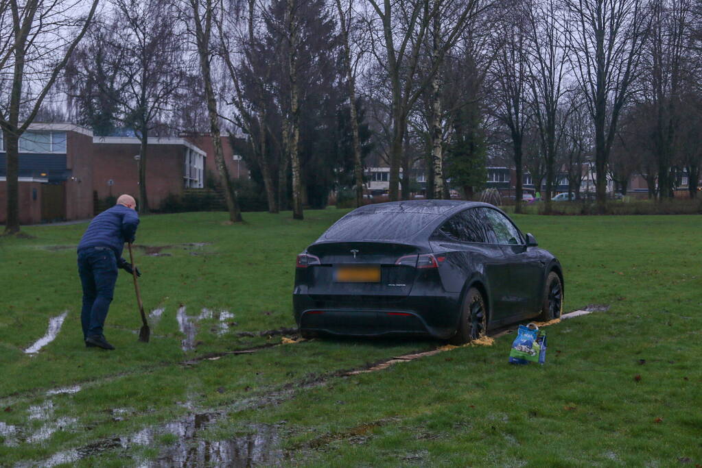 Tesla bestuurster neemt kortste weg naar huis