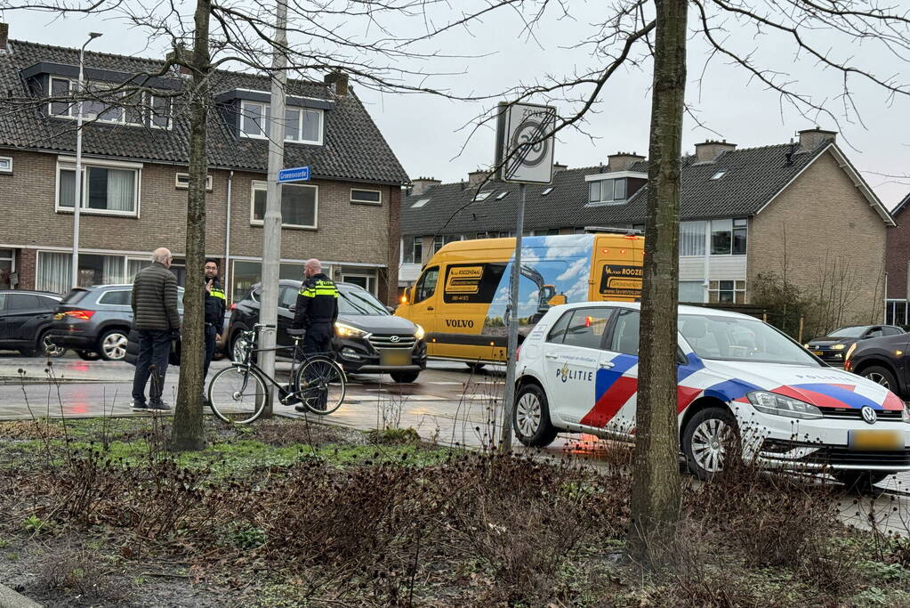 Fietser aangereden bij parkeerplaats van winkelgebied