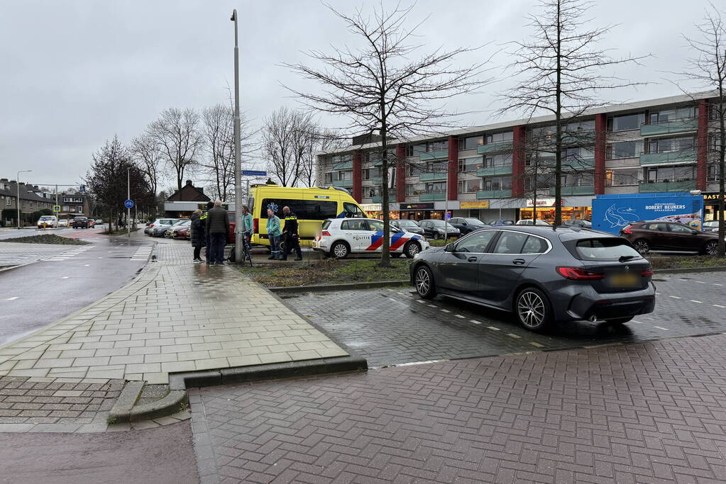 Fietser aangereden bij parkeerplaats van winkelgebied