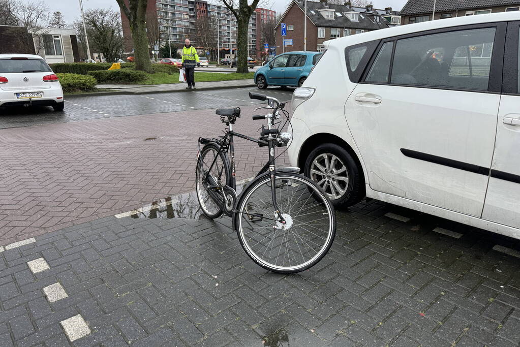 Fietser aangereden bij parkeerplaats van winkelgebied