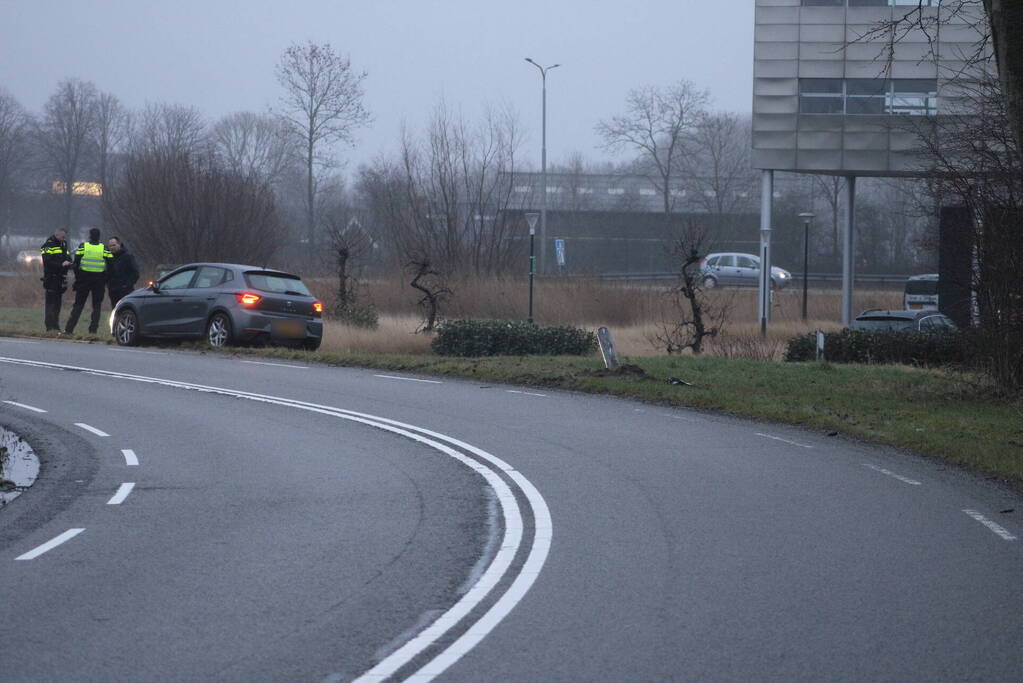 Automobilist raakt van de weg en ramt lantaarnpaal