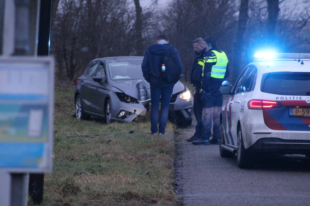 Automobilist raakt van de weg en ramt lantaarnpaal